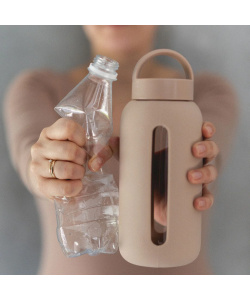 Butelka Muuki na wodę szklana motywacyjna Daily Bottle 720 ml - Milk Coffee